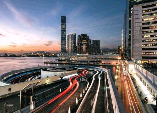 如果说内地的房地产开发学习香港“高周转”模式的话，“轨道 + 物业”开发模式正在成为开发商新一轮跑马圈地的王牌，这一次学习的对象依然是香港。
